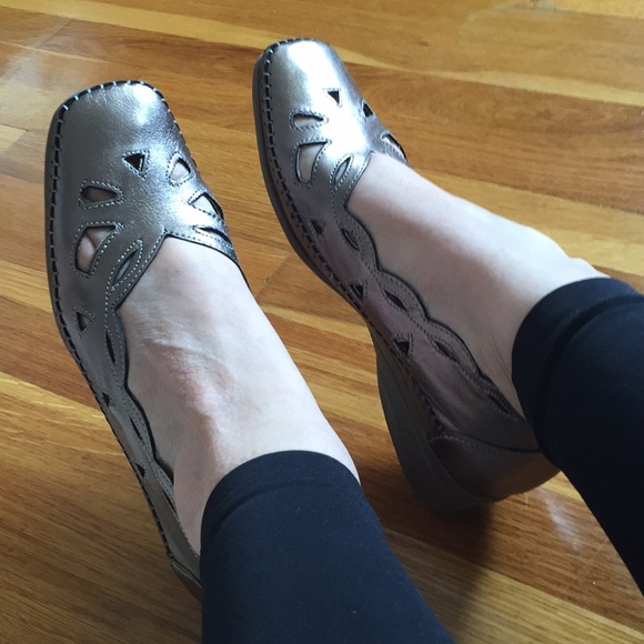 Like New Spring Step Metallic Shoes - Picture 2 of 8